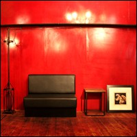 朱い壁を背景にフェティシュ・モデルを撮影。